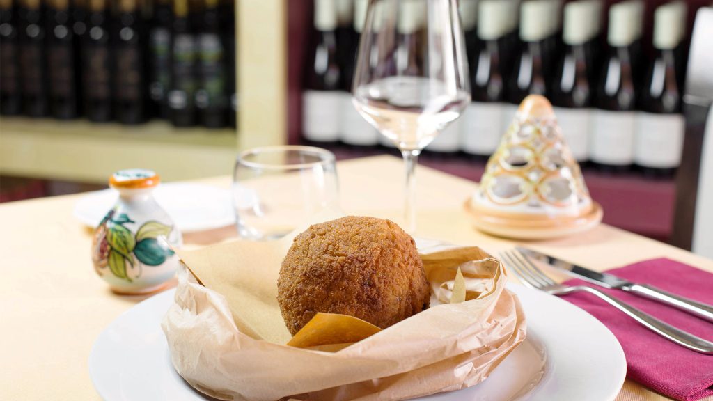 Arancina di riso allo zafferano alla palermitana